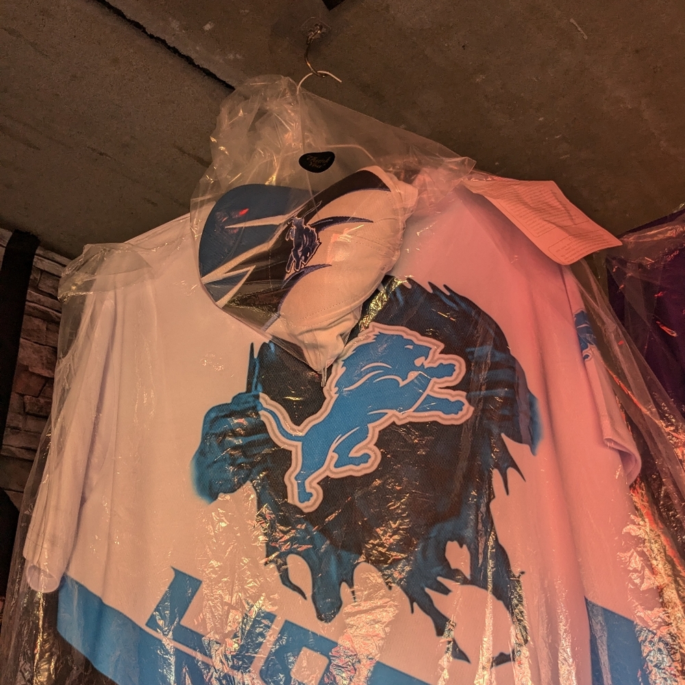 Detroit Lions T-shirt & Hat